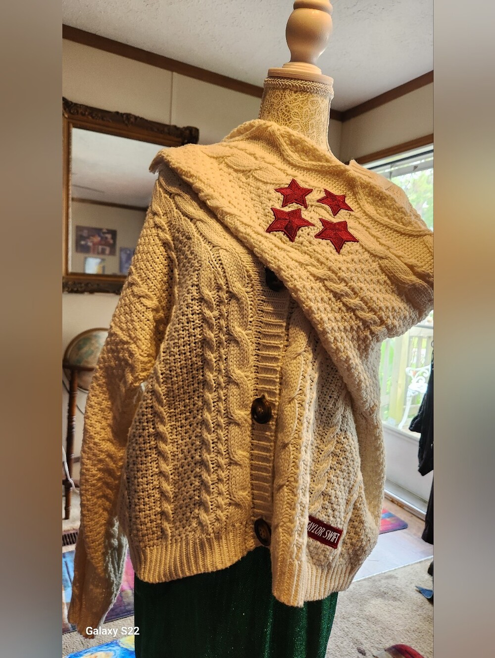 Preloved Taylor Swift Size Small/XSmall SWEATER